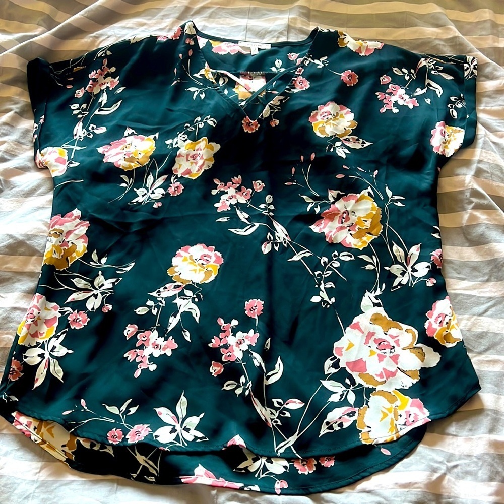 Maurice’s green floral short sleeved blouse size L